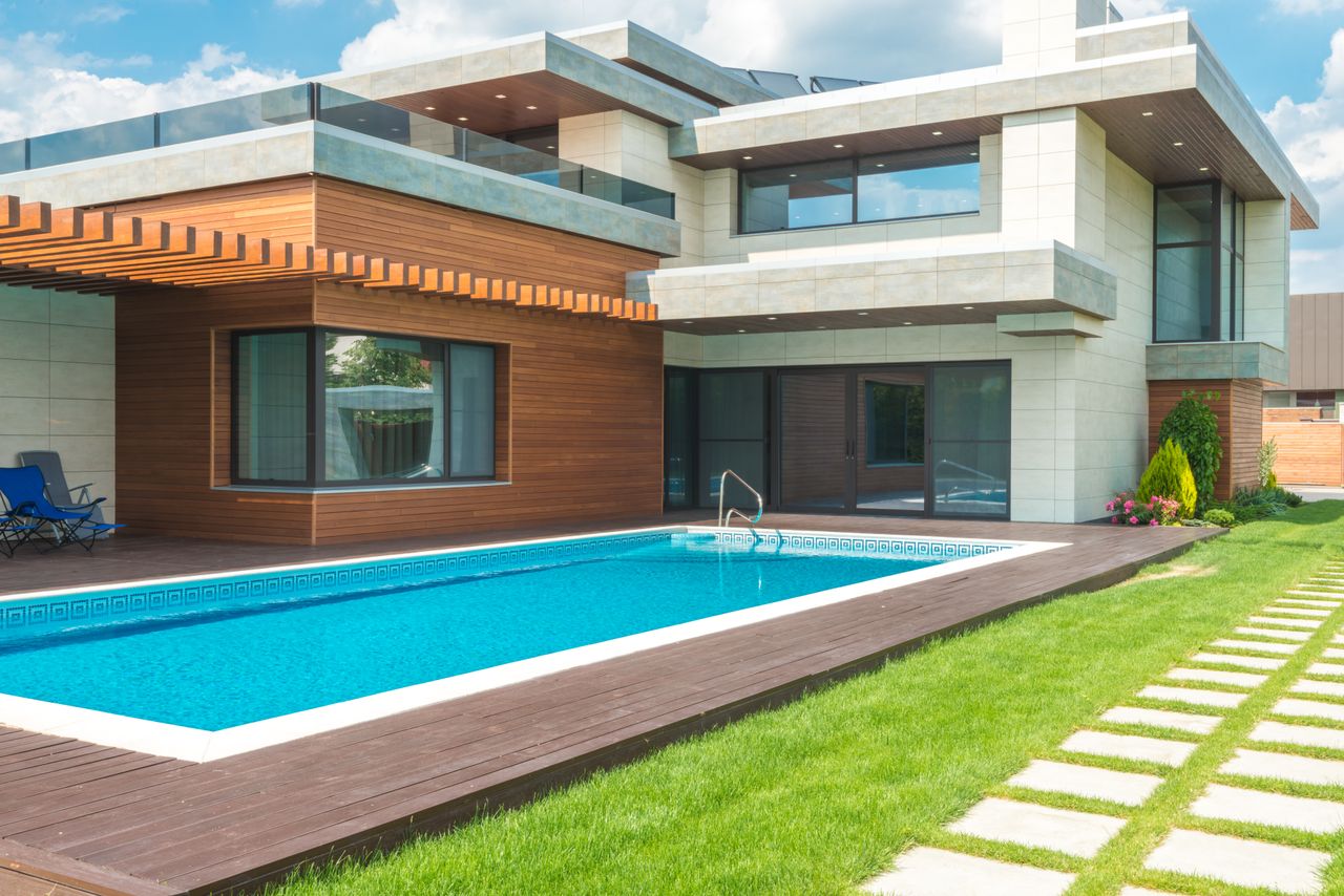 Home A stunning modern house with a spacious pool and green garden, ideal for relaxation.